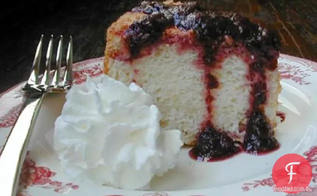 Bolo De Anjo De Limão Com Molho De Mirtilo