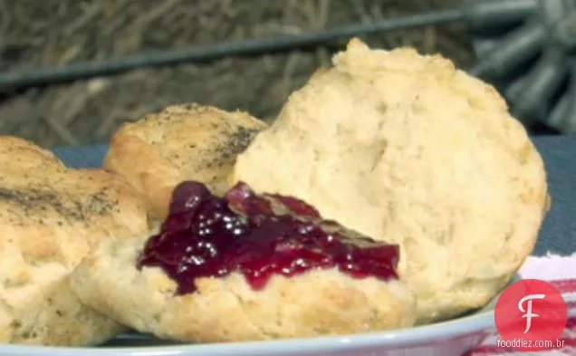 Biscoitos de pimenta preta com marmelada de laranja e mirtilo