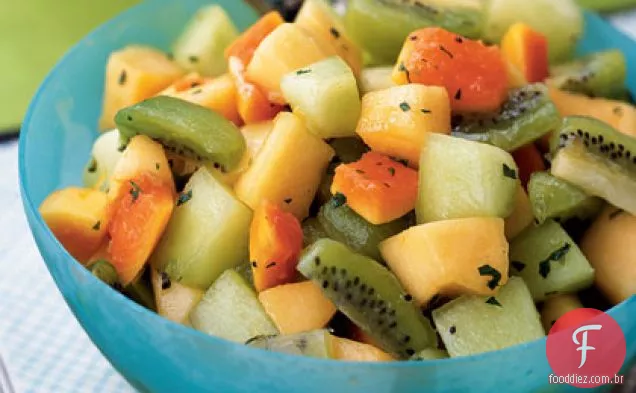 Salada de frutas com molho de frutas cítricas e hortelã