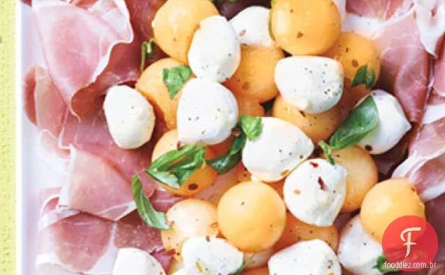 Cantaloupe e mussarela com Prosciutto e manjericão
