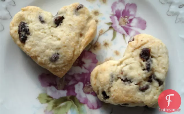 Scones secados coração-dados forma da cereja e da microplaqueta do Chocolate