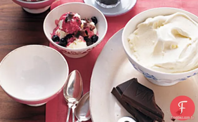 Iogurte congelado de baunilha com cerejas cristalizadas e Chocolate amargo