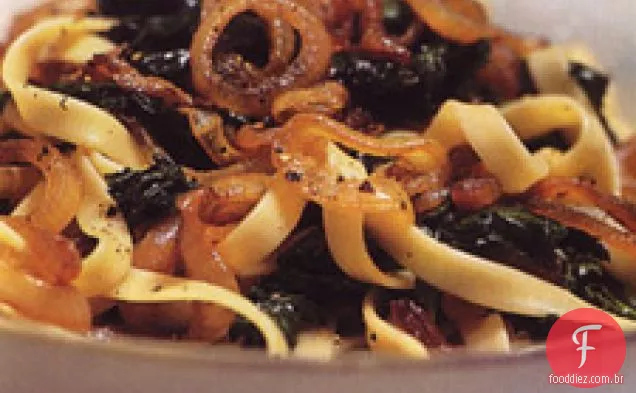 Macarrão Com Cebola Caramelizada E Verduras Amargas