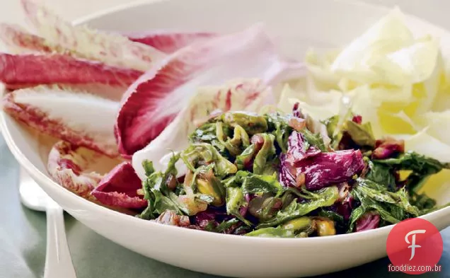 Salada de chicória e Endívia com pistache temperado