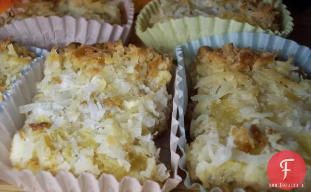 Bolo De Alegria De Amêndoa Com Cobertura Cremosa De Manteiga De Coco