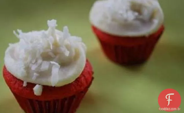Cupcakes de veludo vermelho com cobertura de coco e Cream Cheese