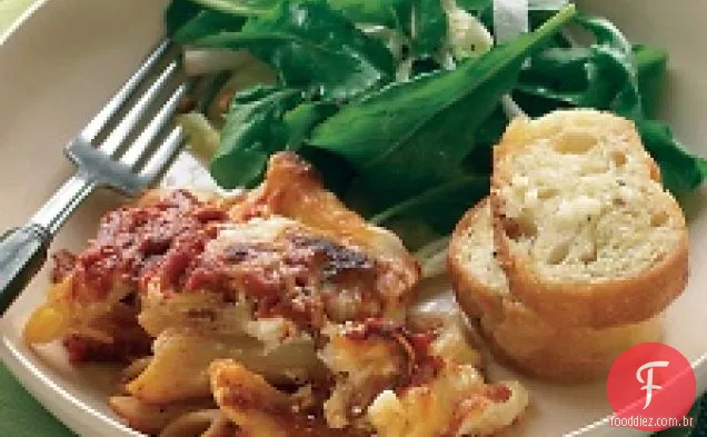 Ziti Assado Com Salada Italiana Crocante E Pão De Alho