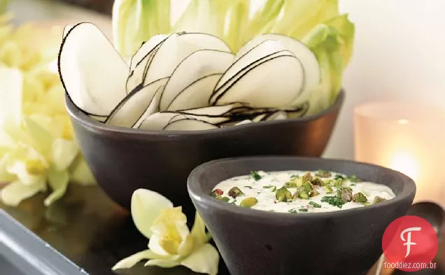 Crudités com molho cremoso de pistache
