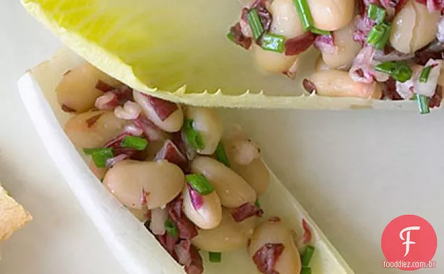 Endive Spears com salada de radicchio de Feijão Branco