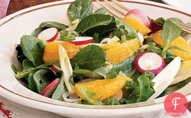 Salada verde perfumada com óleo de gergelim