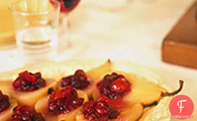 Peras escalfadas recheadas com molho de Cranberry