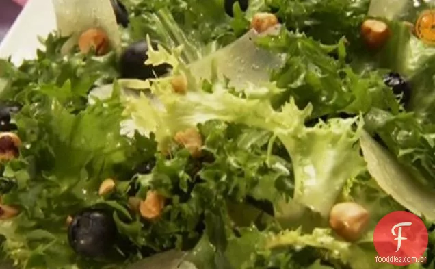Salada de chicória com mirtilos, avelãs e Manchego envelhecido