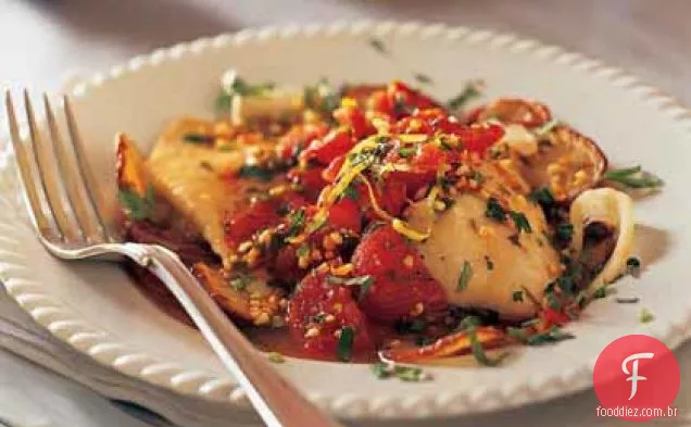Peixe assado com batatas assadas, tomates e molho Salmoriglio