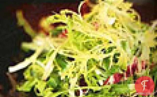 Salada de alface misturada com gorgonzola-molho de ervas