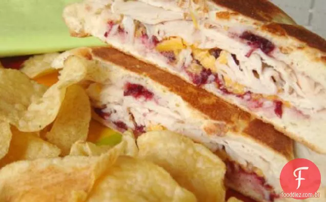 Peru grelhado, Cheddar e Cranberry em massa fermentada