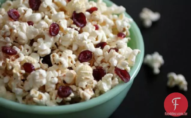 Rum amanteigado e pipoca de Cranberry