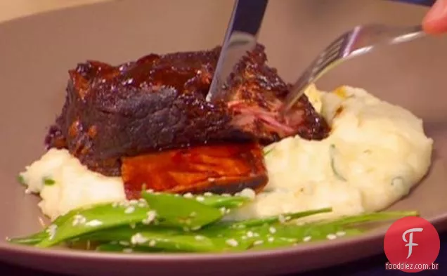 Cerveja hoisin refogada costelas curtas com Yukons amassados cremosos e ervilhas de gergelim