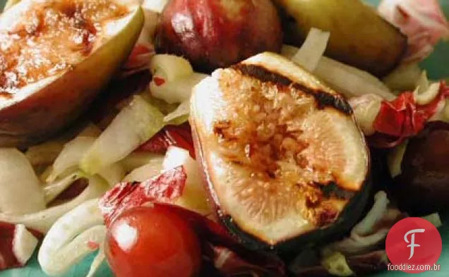 Salada quente de figos grelhados, uvas e verduras amargas