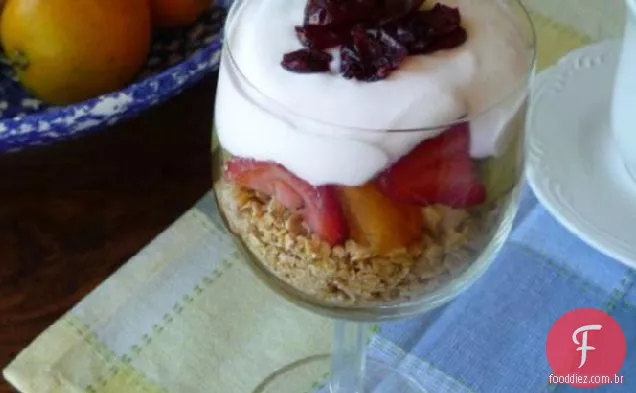 Café da manhã iogurte Parfait com frutas frescas e Granola