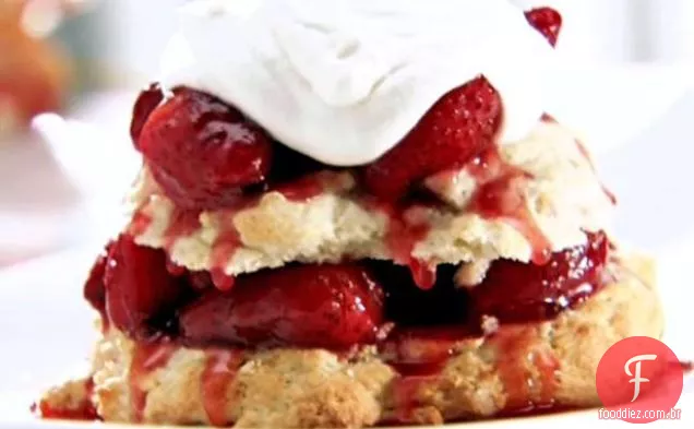 Shortcakes com molho de morango quente