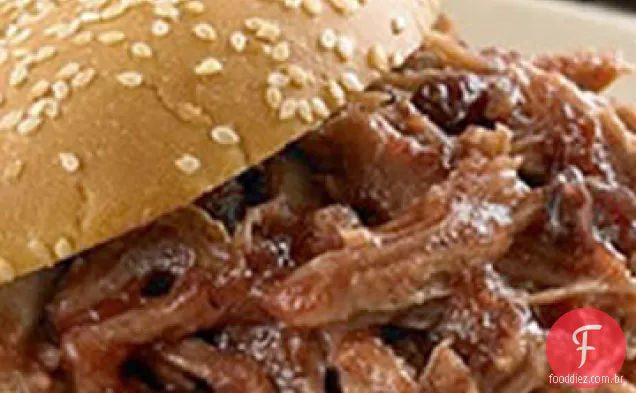 O churrasco doce e esfumaçado de fogão lento puxou sanduíches de porco