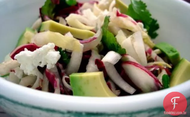 Salada De Primavera Fatiada Com Endívia, Coentro, Rabanetes E Queijo Feta