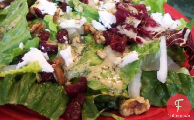 Verduras misturadas com nozes, queijo de cabra e Cranberries secas