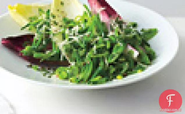 Salada de ervilha Endive & Snap com molho de parmesão