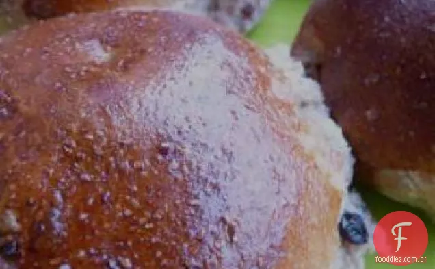 Rolos de trigo integral com groselhas e nozes torradas
