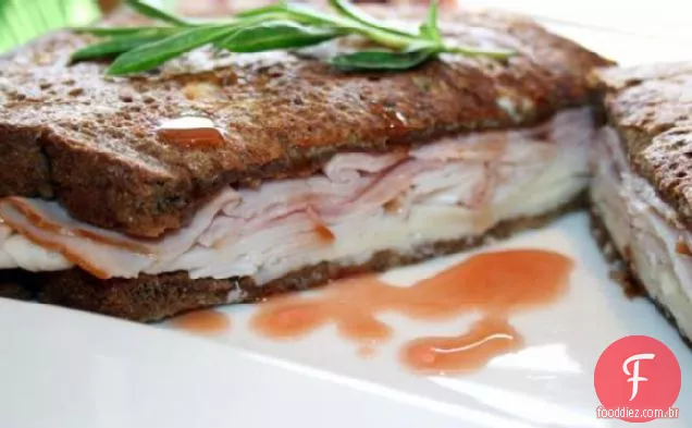 Sanduíche De Monte Cristo Com Molho De Mostarda Doce