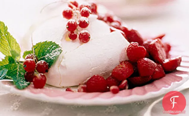 Pavlova com frutas vermelhas frescas