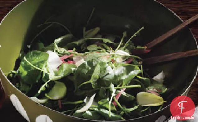 Salada de agrião com figos refogados e cebola em conserva