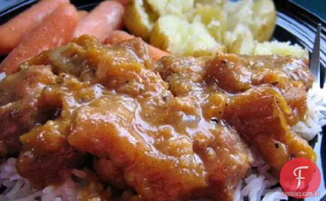 Carne de porco elisabetana temperada e caçarola de frutas