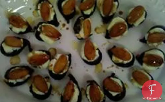 Aperitivos elegantes de figo com queijo de cabra e amêndoas