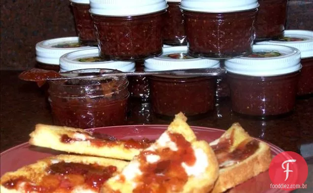 Figos melados com vinho tinto doce e geléia de lavanda