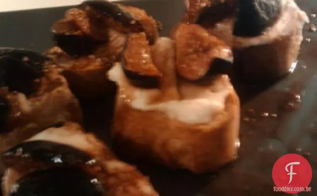 Crostini com queijo de cabra quente e figos balsâmicos
