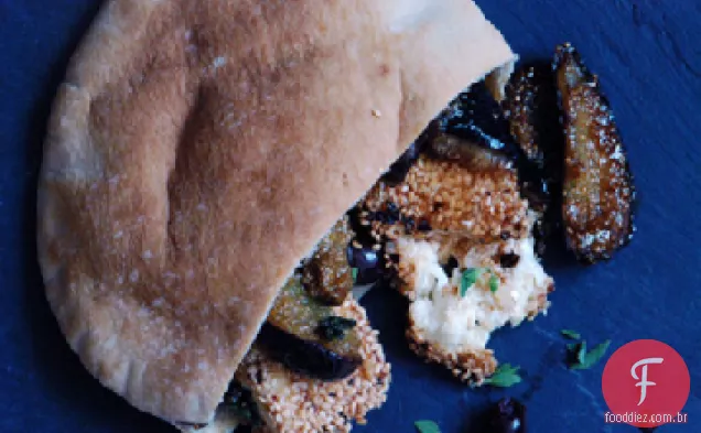 Feta com crosta de gergelim e geléia de Figo em um sanduíche Pita
