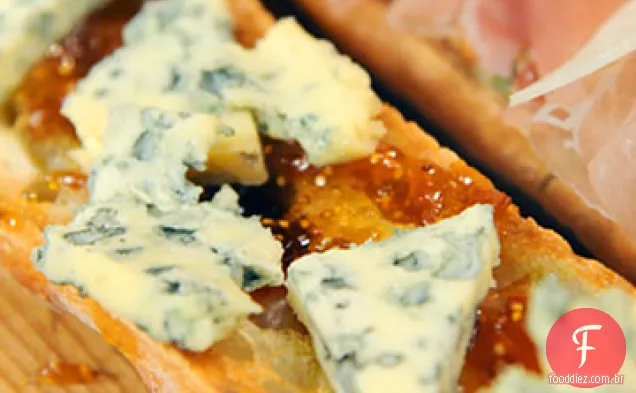 Baguete de rosto aberto com marmelada de figo e queijo azul