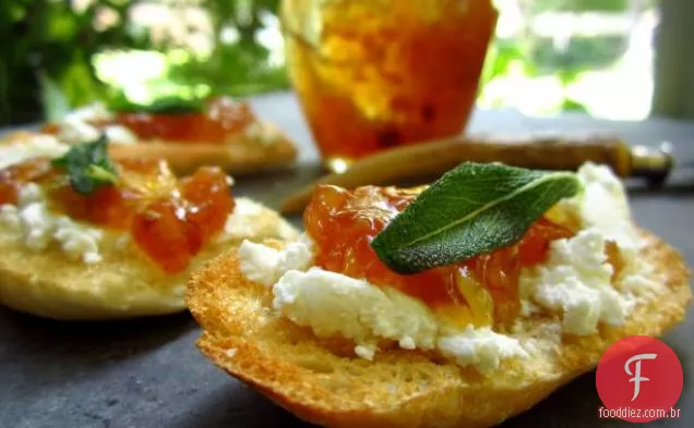 Figos grelhados cobertos com queijo Feta