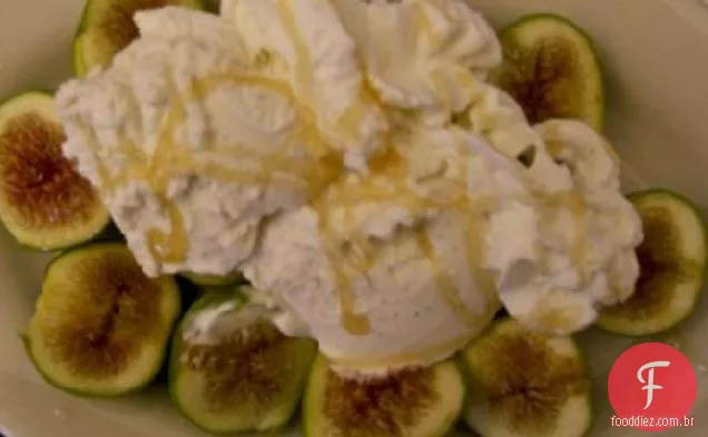 Figos regados com caramelo e sorvete