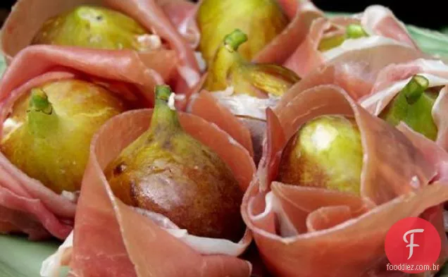 Figos frescos recheados e embrulhados com Prosciutto