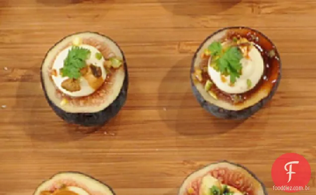 Figos da missão negra com pistache torrado e Mascarpone chicoteado