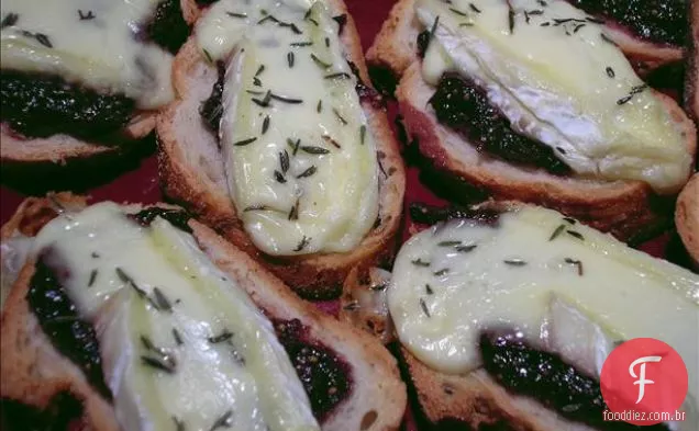 Crostini Com Propagação De Figo E Brie Borbulhado