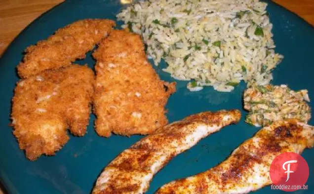 Dedos De Frango Esfregados Com Especiarias Com Molho De Coentro