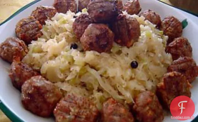 Almôndegas Defumadas Polonesas Com Kraut Saboroso
