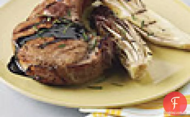 Costeletas de porco grelhadas de grão rápido com Treviso e esmalte balsâmico