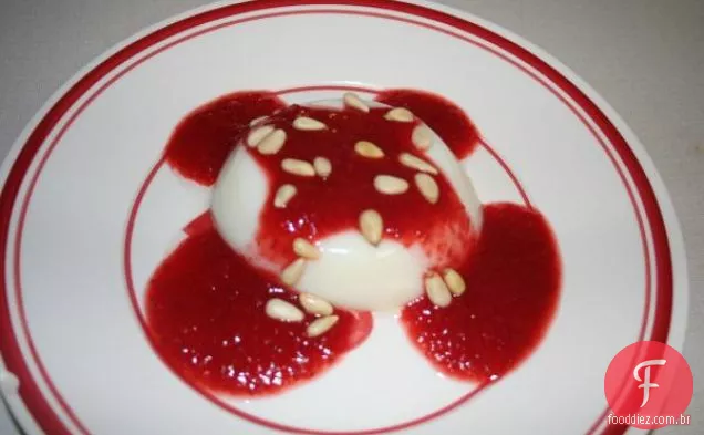 Ww Panna Cotta com molho de morango e pinhões