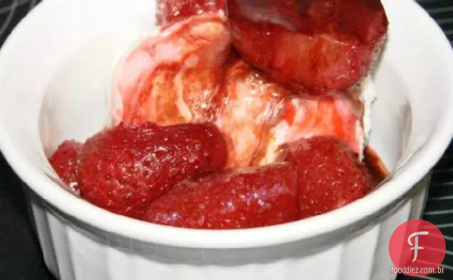 Morangos Assados Com Vinho E Molho De Vinagre Balsâmico