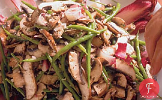 Salada De Cogumelos, Endívia E Feijão Verde Com Vinagrete De Óleo De Trufa