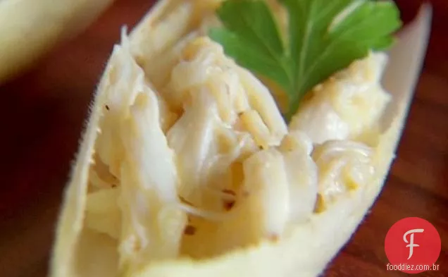 Salada de caranguejo em folhas de endívia
